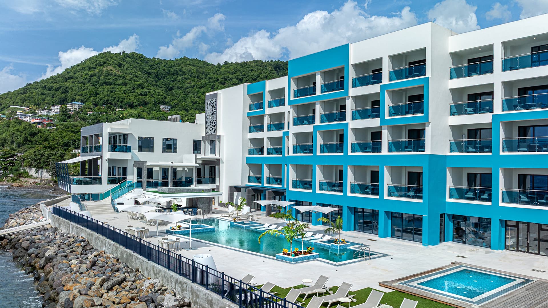 Ocean Oasis’s oceanfront building and infinity pool in daylight